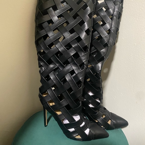 WOVEN DETAIL CAGED POINTED TOE HEEL KNEE HIGH ANKLE BOOT IN BLACK FAUX LEATHER - Picture 5 of 6